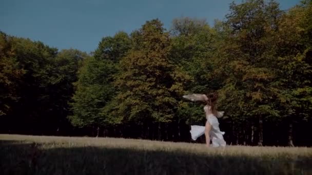Een Meisje Dat Het Bos Danst Oosterse Dans Langzame Beweging — Stockvideo