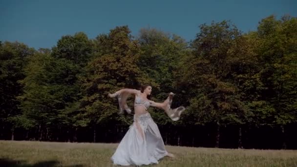 Дівчина Танцює Лісі Східний Танець Повільний Рух Красива Танцівниця Бюстгальтері — стокове відео