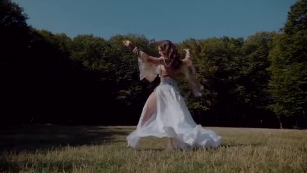 Дівчина Танцює Лісі Східний Танець Повільний Рух Красива Танцівниця Бюстгальтері — стокове відео