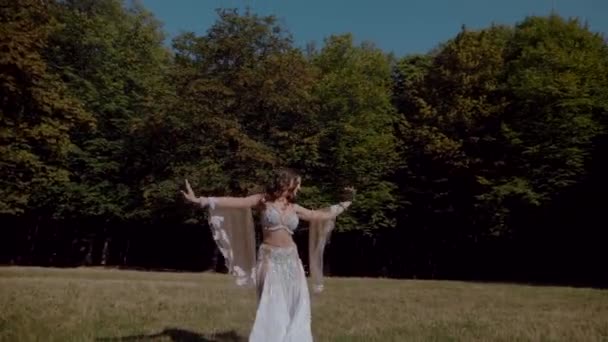 Κοιλιά Της Κοπέλας Χορεύει Στο Δάσος Ανατολικός Χορός Αργή Κίνηση — Αρχείο Βίντεο