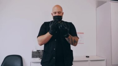 Dudak büyütme prosedürü. Yaklaş, dişi dudak. Erkek cerrah dikkatli ve yavaşça kadının dudaklarına hyaluronik asit enjekte ediyor. Güzellik iğneleri. Estetik ameliyat.