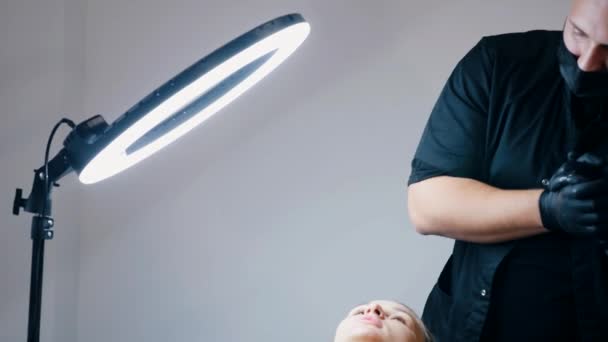 Procedura Augmentare Buzelor Aproape Buze Feminine Chirurgul Masculin Injectează Atenție — Videoclip de stoc
