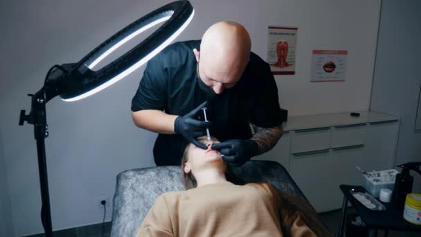 Procedura Augmentare Buzelor Aproape Buze Feminine Chirurgul Masculin Injectează Atenție — Videoclip de stoc