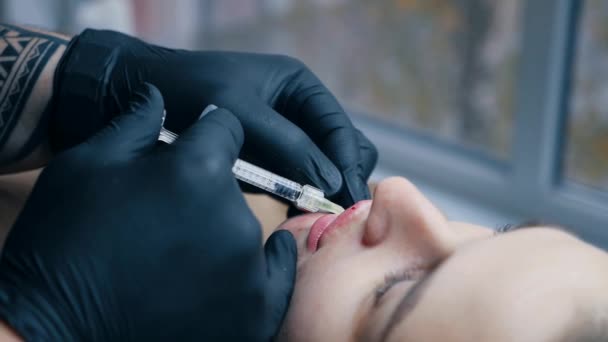 Procedura Powiększania Warg Zbliżenie Kobiece Usta Mężczyzna Chirurg Wstrzykiwać Ostrożnie — Wideo stockowe