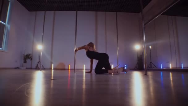 Una Hermosa Mujer Baila Baile Poste Disparo Cámara Lenta Baile — Vídeo de stock