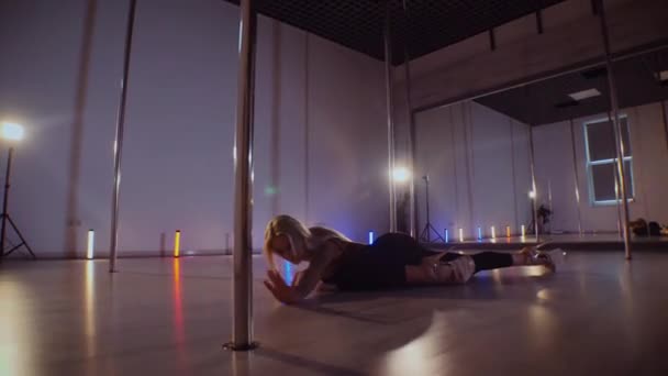 Vacker Kvinna Dansar Poledans Slow Motion Skjutning Erotisk Dans Påle — Stockvideo