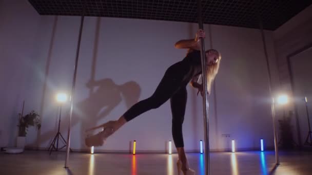 Una Bella Donna Balla Una Pole Dance Sparatoria Rallentatore Danza — Video Stock