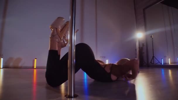 Femeie Frumoasă Dansează Dans Stâlp Fotografiere Lentă Dans Erotic Stâlp — Videoclip de stoc