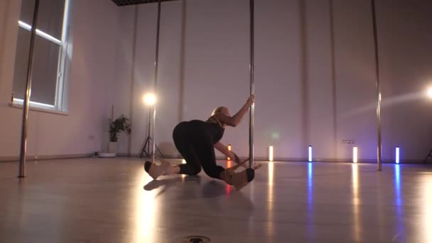 Beautiful Woman Dances Pole Dance Slow Motion Shooting Erotic Dance — Stock Video