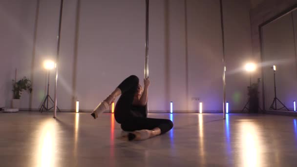 Piękna Kobieta Tańczy Taniec Rurze Strzelanie Zwolnionym Tempie Taniec Erotyczny — Wideo stockowe