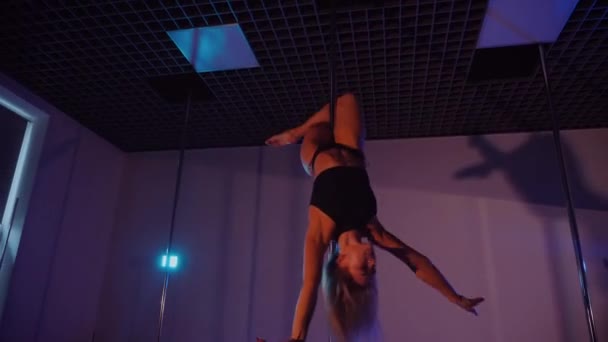 Een Mooie Vrouw Danst Een Paaldans Slow Motion Schieten Erotische — Stockvideo