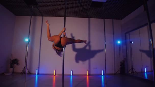 Красива Жінка Танцює Полюс Повільна Стрілянина Еротичний Танець Полюсі Нічний — стокове відео