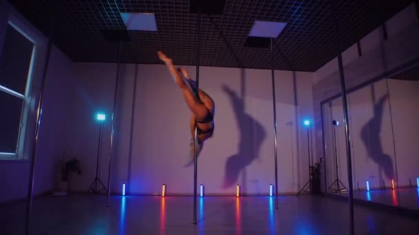 Красива Жінка Танцює Полюс Повільна Стрілянина Еротичний Танець Полюсі Нічний — стокове відео