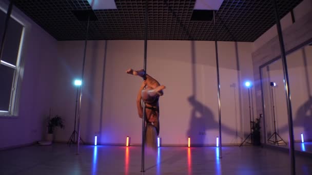 Una Hermosa Mujer Baila Baile Poste Disparo Cámara Lenta Baile — Vídeos de Stock