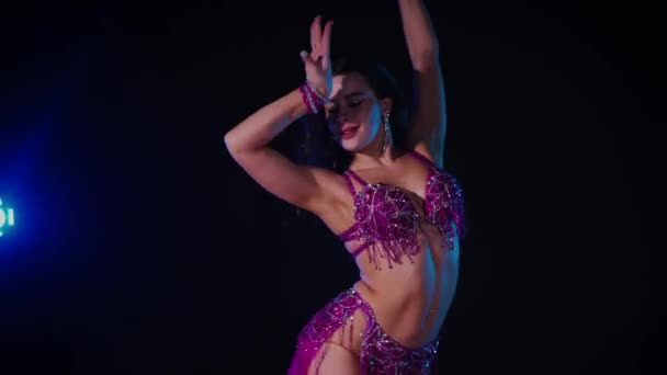 Femme Robe Violette Dansant Gracieusement Danse Ventre Dans Une Pièce — Video