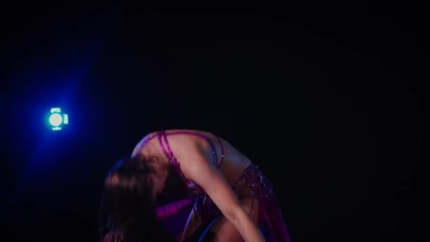 Žena Purpurových Šatech Půvabně Tančí Břicho Matně Osvětlené Místnosti Elegantně — Stock video