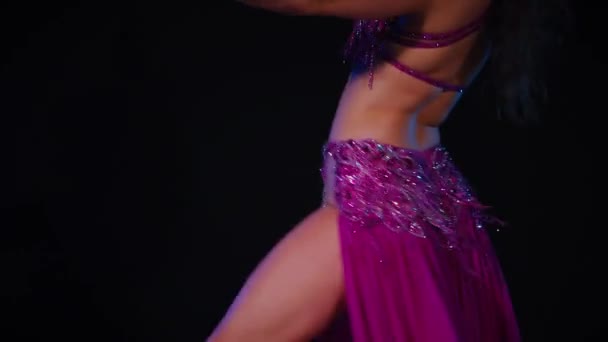 Kobieta Fioletowej Sukience Wdziękiem Tańczy Taniec Brzucha Słabo Oświetlonym Pokoju — Wideo stockowe