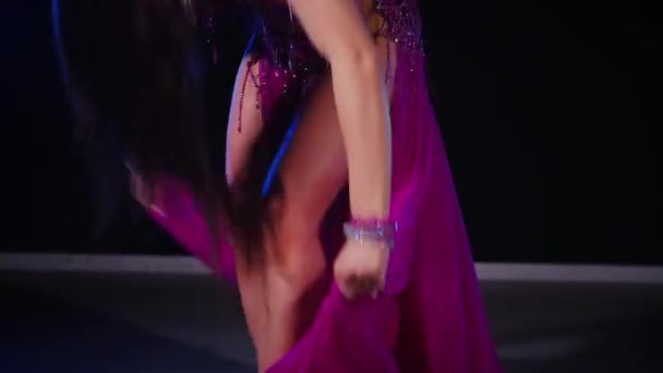 Mulher Vestido Roxo Dança Barriga Graciosamente Dançando Quarto Mal Iluminado — Vídeo de Stock