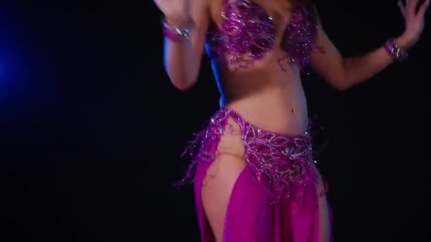 Mulher Vestido Roxo Dança Barriga Graciosamente Dançando Quarto Mal Iluminado — Vídeo de Stock