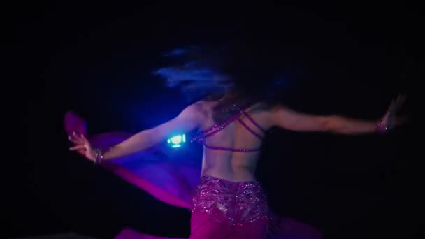 Mor Elbiseli Kadın Loş Işıklı Odada Zarif Bir Şekilde Göbek — Stok video