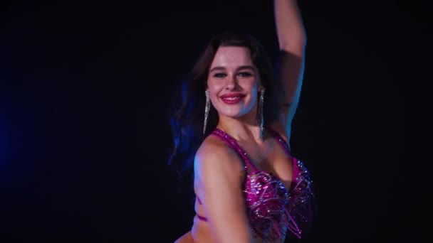 Lila Ruhás Kecsesen Táncol Hastáncot Félhomályos Szobában Lassított Felvétel Elegánsan — Stock videók