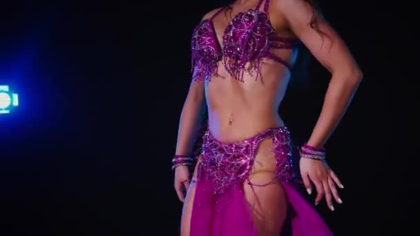 Žena Purpurových Šatech Půvabně Tančí Břicho Matně Osvětlené Místnosti Zpomalená — Stock video
