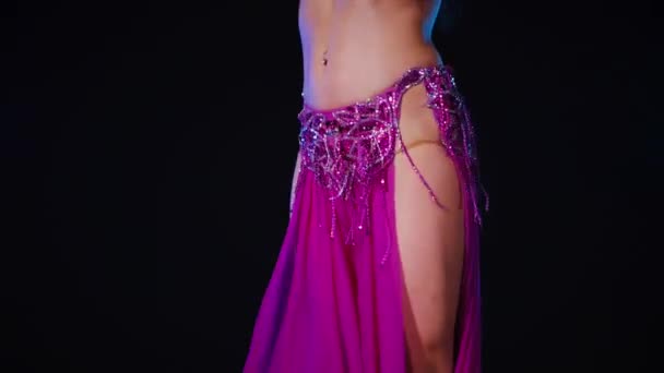 Женщина Фиолетовом Платье Изящно Танцует Танец Живота Тускло Освещенной Комнате — стоковое видео