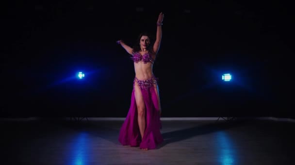 Donna Abito Viola Danza Con Grazia Pancia Danza Stanza Scarsamente — Video Stock