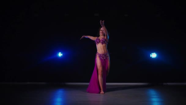 Mor Elbiseli Kadın Loş Işıklı Odada Zarif Bir Şekilde Göbek — Stok video