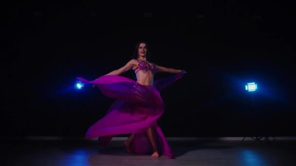 Žena Purpurových Šatech Půvabně Tančí Břicho Matně Osvětlené Místnosti Zpomalená — Stock video
