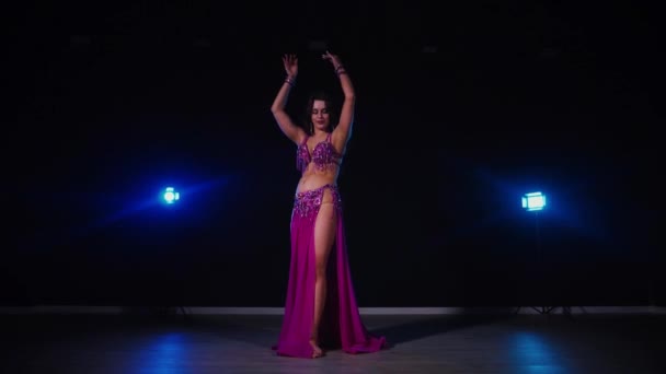 Kobieta Fioletowej Sukience Wdziękiem Tańczy Taniec Brzucha Słabo Oświetlonym Pokoju — Wideo stockowe