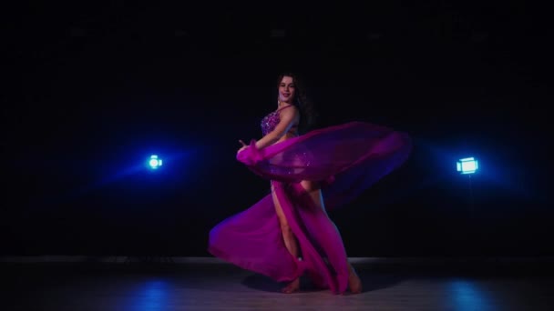Mujer Vestido Púrpura Bailando Con Gracia Danza Del Vientre Habitación — Vídeo de stock