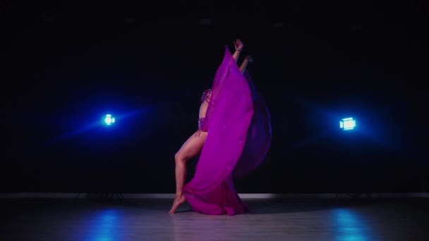 Жінка Фіолетовому Одязі Витончено Танцює Танець Живота Тьмяно Освітленій Кімнаті — стокове відео