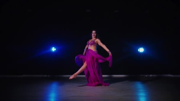Frau Lila Kleid Tanzt Anmutig Bauchtanz Schummrigem Raum Zeitlupenschießen Elegant — Stockvideo