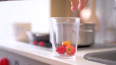 Ahşap mutfak setiyle yemek yapıyormuş gibi yapan küçük bir kız. Minyatür ahşap soba ve tencere ile yaratıcı bir oyun. Mutlu bir çocukla ahşap mutfak seti. Genç kız yemek yaparken eğleniyor. Çocukların mutfağında küçük bir kız oynuyor.. 