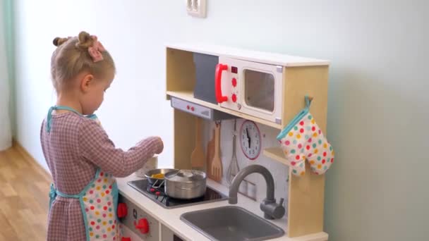 Una Ragazzina Che Finge Cucinare Con Set Cucina Legno Gioco — Video Stock