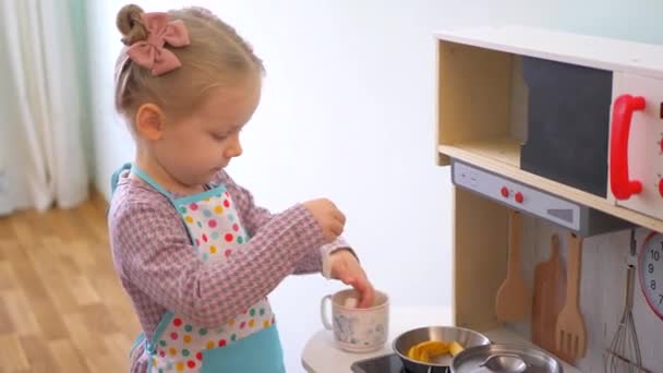 Маленька Дівчинка Вдає Готує Дерев Яним Кухонним Гарнітуром Уявна Гра — стокове відео