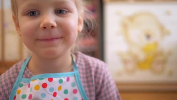 Fetiță Care Preface Gătește Set Bucătărie Din Lemn Joc Imaginativ — Videoclip de stoc