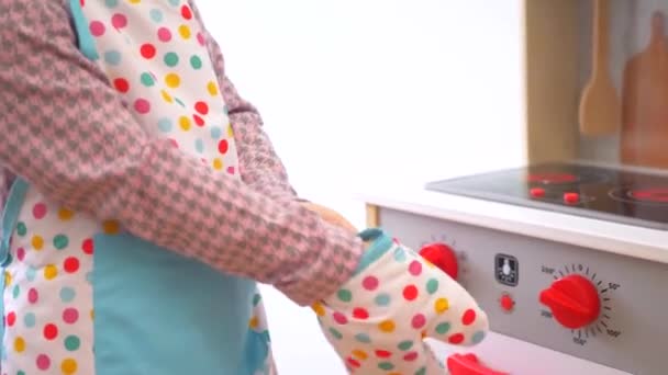 Fetiță Care Preface Gătește Set Bucătărie Din Lemn Joc Imaginativ — Videoclip de stoc