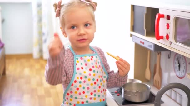 Una Ragazzina Che Finge Cucinare Con Set Cucina Legno Gioco — Video Stock