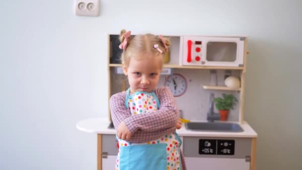 Ahşap Mutfak Setiyle Yemek Yapıyormuş Gibi Yapan Küçük Bir Kız — Stok video