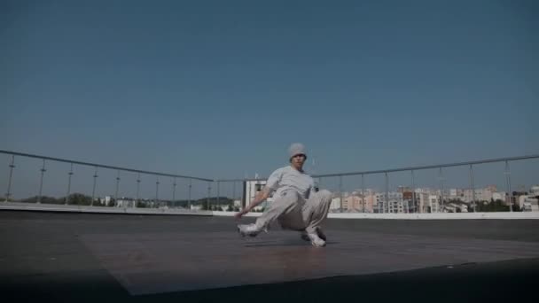 Killen Coolly Dansar Breakdance Taket Man Dansar Energisk Atletisk Dans — Stockvideo