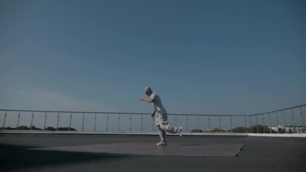 Tipo Baila Fríamente Breakdance Techo Casa Hombre Baila Baile Atlético — Vídeos de Stock