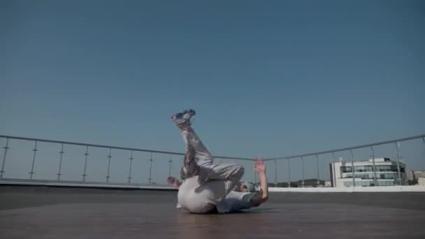 Koleś Tańczy Breakdance Dachu Domu Mężczyzna Tańczy Energiczny Taniec Sportowy — Wideo stockowe