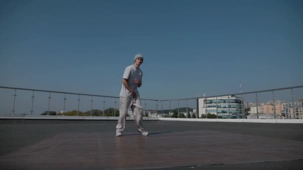 Der Typ Tanzt Cool Breakdance Auf Dem Dach Des Hauses — Stockvideo