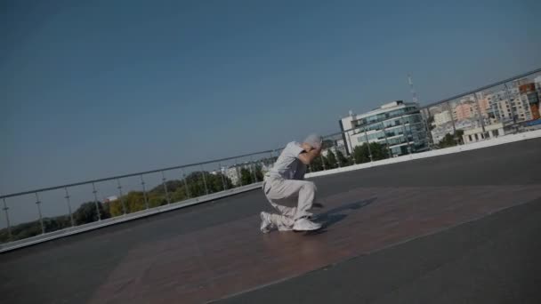 Fyren Danser Breakdance Taget Huset Mand Danser Energisk Atletisk Dans – Stock-video