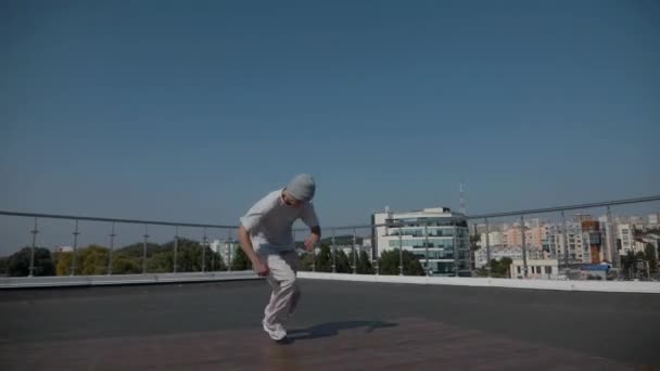Парень Круто Танцует Брейк Данс Крыше Дома Мужчина Танцует Энергичный — стоковое видео