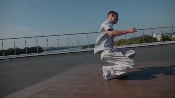 Ten Chlap Klidně Tancuje Breakdance Střeše Domu Muž Tančí Energický — Stock video