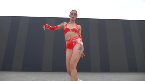 Žena Červených Oranžových Bikinách Žena Bikinách Energicky Tančí Žena Předvádí — Stock video