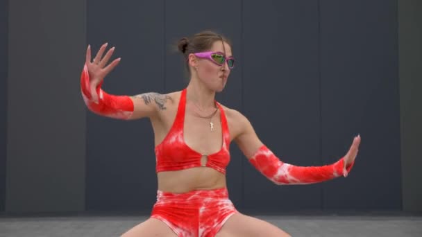 Mujer Bikini Rojo Naranja Twerking Mujer Vestida Bikini Bailando Enérgicamente — Vídeo de stock